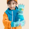 Gants de doigt pour enfants Gants de ski d'hiver pour enfants Épaissi imperméable à la neige Cinq doigts Gant Étiquette de dessin animé détachable Accessoires de neige pour enfants 231026