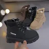 Boots Nouveaux bottes de mode pour enfants hivernaux épais garçons et filles antidérapant en cuir chaud bottes côté zipper couleur solide chaussures décontractées pour enfants 231027