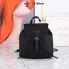 Mochila de nailon de alta calidad para hombres y mujeres Mochila de un solo hombro Patrón de alfabeto Mochila clásica de diseñador de alta capacidad de nailon Envío GRATIS