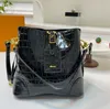 Bolsos tipo cubo brillantes de charol de alta gama, bolso de mujer con textura avanzada Popular de este año, bolsos de lujo ligeros de interés especial