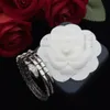 Elegante braccialetto con design a forma di serpente Bracciale di alta qualità impreziosito da diamanti in due opzioni di colore. Regalo elegante e squisito