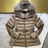 Designer Femmes Down et Parka recadrée taille cintrée Slim Fit ceinturé à capuche col de fourrure de renard mode badge brodé manteau d'hiver chaud