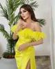 Amarelo cetim sereia querida vestidos de baile alta fenda barco pescoço plissado vestido de noite especial ocn vestidos com penas 328