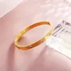 Bangle 1PC Europese en Amerikaanse mode roestvrijstalen kunstmatige strasssluiting bedelarmband 231027