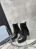 The new boots from the autumn and winter runway show have a high-end and atmospheric design, and the thick soles greatly enhance their practicality