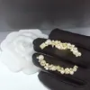 Tasarımcı Broş Kadınlar Erkekler Tasarımcı Marka Mektup Broşlar Altın Kaçma Kristal Rhinestone Mücevher Broşlar Charm Pearl Pin Noel Günü