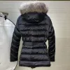 Designer Femmes Down et Parka recadrée taille cintrée Slim Fit ceinturé à capuche col de fourrure de renard mode badge brodé manteau d'hiver chaud