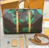 Bolsa de viaje de diseñador Keepall Bandouliere 45 Bolsas de equipaje de lona Hombres Mochila Bolso Mujer Impresión Hombro Crossbody Cuero genuino Letra en relieve Satche