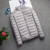 Męska marka Parkas Autumn Winter Light Down Jacket Modna moda z kapturem Krótkie duże ultra-cienkie lekkie młodzież szczupły płaszcz w dół kurtki 231026