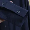 Toteme-Langarmshirt aus Maulbeerseide mit flachem Reverskragen und V-Ausschnitt