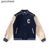 2023 Mens Designer giacca da uomo cappotti flight jacke Uniforme da baseball Lettera C ricamo in pelle confortevole Chiusura con perla Giacca da uomo di marca di moda