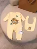 Nieuwe baby jumpsuits pasgeboren bodysuit baby Tweedelige set Maat 52-90 Schattige Pop Beer Print kruipen pak en sjaal Oct25