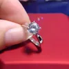 Pierścienie klastra Runda 2.0CT Ponitaire Pierścień Pure White Gold Kolor Tybetańska srebrna oprawa ślubna Bride Jewelry Akcesoria dla kobiet