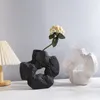 花瓶の白いクリエイティブシンプルなセラミック花瓶は、パーソナライズされた温かい装飾結婚式のリビングルームの家の宿泊施設を特徴としています