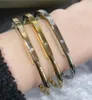 Brazalete de marca para mujer, joyería de lujo, pulsera clásica geométrica de circón, cabeza de bloqueo, regalo de aniversario de oro rosa 231027