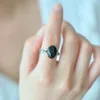 Cluster Ringen Zwarte Jade Ring Vrouwen Fijne Sieraden Echte Chinese Nefriet Tian Jades Met Smaragd Koperen Bands Voor Vriendin Moeder cadeau