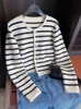 Женские вязаные футболки, корейский модный свитер, кардиган, белый, черный, полосатый, вязаный, женский, с коротким рукавом, зимний, 231027