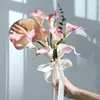 Dekorativa blommor som håller konstgjorda naturliga calla bröllop bukett med siden satinband rosa vit champagne brudtärna brudparti
