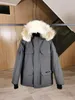 Piumino da donna di design Marchio di moda canadese Cappotto lungo in oca Tasca grande Collo in pelliccia Top termico Abbigliamento da donna grande antivento per coppie