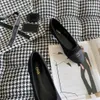 Klasyczne designerskie buty sukienki Spring and Ballet Flats Buty Masowe Kobiety Czarny płaski but na butach Sandał Lady Lazy