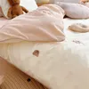 Bettwäsche-Sets 3PCS Baby Jungen Set Bär bestickt Kinderbett Krippe Baumwolle Koreanisch Bettbezug BlattKissenbezug 231026