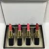 Maquillaje caliente Maquillaje de labios profesional Juego de lápiz labial mate 4 colores Labios cosméticos tubo negro 4 piezas / kit de alta calidad