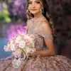 Pink glänzend von der Schulter Quinceanera Kleider Prinzessin Promkleid Tüll Schnürung Gold Applikationen Perlen Süße 15 Kleiderball -Kleid Kleid