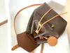 Le petit sac à dos pour femme est composé d'archives en toile de cuir de vachette avec cordon de serrage pour un grand espace interne et d'une poche extérieure zippée pour plus de fonctionnalité.
