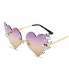 Solglasögon mode kvinnor Rimless Heart Flame Shape Pearl Luxury Gradient Sun Glasses Novel Metal Frame Gereglasses glasögon