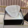 منجم ساتان من جلد الساتان المصغر سلسلة حقيبة المثلث محفظة مع بلورات اصطناعية Crossbody Zipper Closure Women Conder Pass