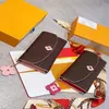 Le sac à cartes portefeuille populaire pour femmes est élégant et pratique avec une bordure en cuir rose et une décoration florale délicate2288