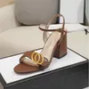 Sandali da donna in pelle firmati Scarpe estive con tacco medio Pantofole con lettera arcobaleno a testa grande da spiaggia alla moda da donna