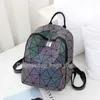 Diamond -Männer und Frauen 2024 Tasche drei Villen gleicher Stil Geometrischer Rucksack mit leuchtend für Farbwechsel Mode große Kapazität Schoolbag