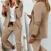 Pantaloni a due pezzi da donna 2024 Set di arrivo Set per moda casual Abbigliamento da carriera Abbigliamento da ufficio Giacca da donna Portare vestiti e giacca