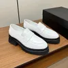 Mocassini Scarpe firmate Sneakers con plateau in morbida pelle di vacchetta Gomma Nera in pelle lucida Sneaker con testa tonda robusta Fondo spesso Taglia di scarpe 35-42 con scatola