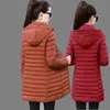 Parkas femininas para baixo 2023 casaco de inverno da mãe jaqueta de algodão espessada senhora parka leve ajuste fino tamanho grande com capuz casacos quentes 231027