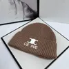 2023 Chapéu de malha clássico gorro designer feminino chapéus de cabelo de coelho site oficial sincronizado para homens e mulheres, engrossado para aquecer 51688