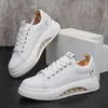 Scarpe da uomo con cuscino d'aria da tavolo Scarpe casual bianche traspiranti Versatili della tendenza Sneakers stringate per giovani 10A51