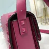 Hoge kwaliteit designer tas schoudertas luxe dames crossbody tas uitgerust met platina toon koeienhuid accessoires hardware emaille klinknagel trim modieuze tas