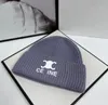 2023 Chapéu de malha clássico gorro designer feminino chapéus de cabelo de coelho site oficial sincronizado para homens e mulheres, engrossado para aquecer 51688