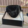 منجم ساتان من جلد الساتان المصغر سلسلة حقيبة المثلث محفظة مع بلورات اصطناعية Crossbody Zipper Closure Women Conder Pass