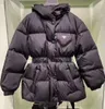 2023Kurze Re-Nylon-Daunenjacke für Damen, Wintermantel, Designer-Puffer mit Reverskragen