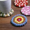 Tapetes de mesa bonitos redondos para bebidas bolas de feltro artesanais isolados material adequado para decoração
