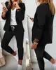 Pantaloni a due pezzi da donna 2024 Set di arrivo Set per moda casual Abbigliamento da carriera Abbigliamento da ufficio Giacca da donna Portare vestiti e giacca