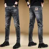 Mäns jeans män ankomst 2023 mode trendiga design lyxiga mäns koreanska grå svart smala fit tvättade streetwears casual last denim