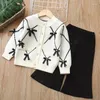 Conjuntos de roupas Menina de malha Cardigan Set Crianças Bow Tie Sweater Jacket Plissado Saia Calças 2 Peça Roupas de Bebê Tendência 1-8Y