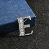 Broches Mode A à Z 26 lettres broche couleur argent cristal Alphabet anglais costume pour hommes Badge revers broche femmes hommes bijoux de fête