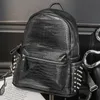 Factory Direct Men Handväska Personlighet Rivet Punk Ryggsäck Krokodilmönster Fashion Student Bag Street Fashions Crocodiles Mönster Hitar Väskor 6692