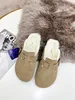 Chinelos de lazer Sandali Sapatos de luxo ao ar livre mulheres homens slides de couro casual solto estilo clássico casais decorados fivela pequena bola tamanho 35-41