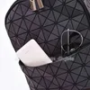 Diamond -Männer und Frauen 2024 Tasche drei Villen gleicher Stil Geometrischer Rucksack mit leuchtend für Farbwechsel Mode große Kapazität Schoolbag